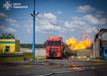 Російський дрон атакував АЗС на півдні Одещини, загорівся газовоз
