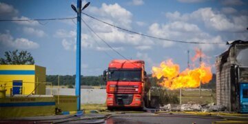 Російський дрон атакував АЗС на півдні Одещини, загорівся газовоз