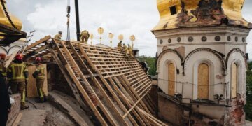 У Лаврі тривають відновлювальні роботи після атаки рф, закрито 70% даху Успенського собору – Мінкульт
