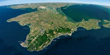 Після атак без світла залишилася майже половина окупованого Криму