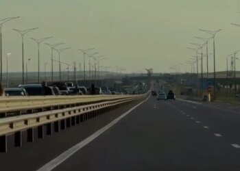 На виїзді з Криму утворився 15-кілометровий затор, вночі рух Кримським мостом перекрили – ASTRA