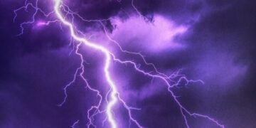 У Львові блискавка влучила у 6-річну дівчинку: дитина в реанімації