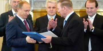 Відзначені Росією. Хто з українських політиків досі має нагороди від Кремля