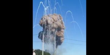 У Петербурзі горить військовий завод “Арсенал”, під Бєлгородом здетонував склад боєприпасів
