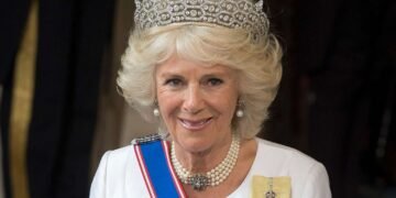 Забула, що весь світ спостерігає: шкідливу звичку королеви Камілли зняли на камеру