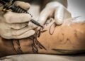Чоловік набив 250 тату зі своїм ім’ям на обличчі й тілі своєї дівчини: як вона виглядає зараз