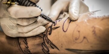 Чоловік набив 250 тату зі своїм ім’ям на обличчі й тілі своєї дівчини: як вона виглядає зараз