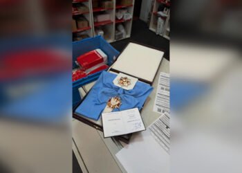 Відправив орден “Новою Поштою”: Зеленський повертає Навроцькому найвищу польську відзнаку (фото)