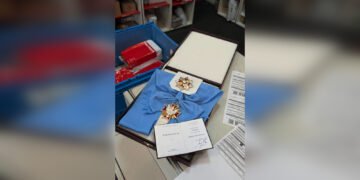Відправив орден “Новою Поштою”: Зеленський повертає Навроцькому найвищу польську відзнаку (фото)