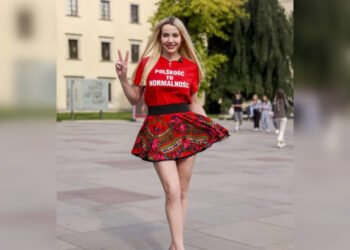 Кандидатка у мери Кракова зняла прапори України й ЄС: у мережі обурені вчинком (відео)