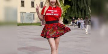 Кандидатка у мери Кракова зняла прапори України й ЄС: у мережі обурені вчинком (відео)