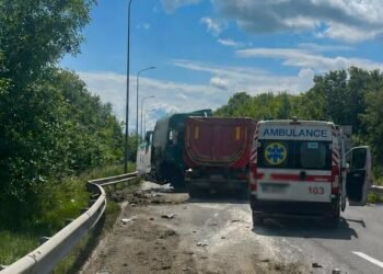 Поблизу Львова зіткнулися MAN і Mercedes-Benz: рятувальники деблокували травмованого водія