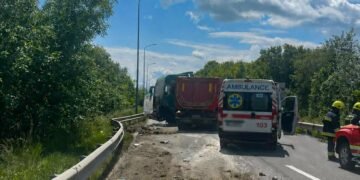 Поблизу Львова зіткнулися MAN і Mercedes-Benz: рятувальники деблокували травмованого водія