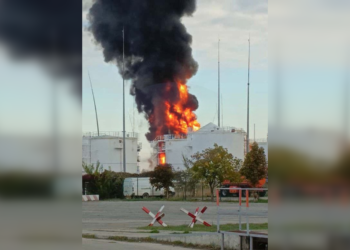 Дрони атакували нафтобазу у Краснодарському краю: росіянам довелось перекривати трасу (відео)