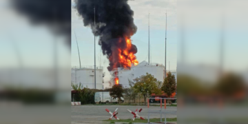 Дрони атакували нафтобазу у Краснодарському краю: росіянам довелось перекривати трасу (відео)