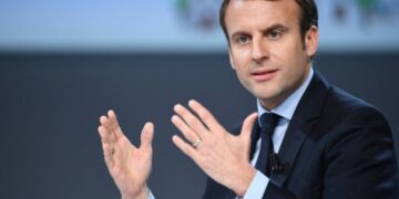 США відмовилися від ролі нейтрального посередника у війні в Україні, – Макрон