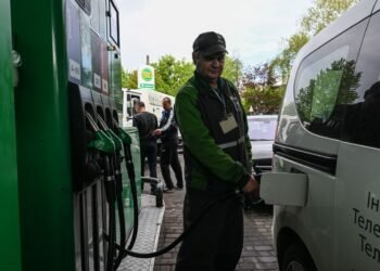 Українські АЗС мають підстави знизити ціни, – АМКУ