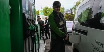 Українські АЗС мають підстави знизити ціни, – АМКУ