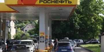 Росія втратила чверть виробництва бензину на тлі атак по НПЗ , – Reuters