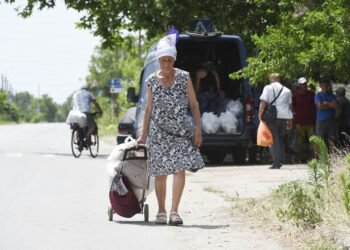 Міжнародна допомога переселенцям в Україні скоротилася удвічі