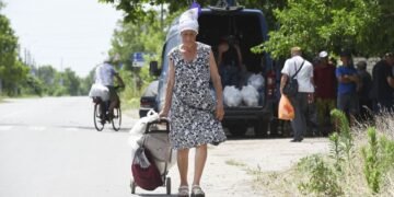 Міжнародна допомога переселенцям в Україні скоротилася удвічі