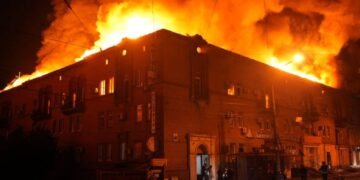 РФ п’ять разів вдарила по Запоріжжю: горить житловий будинок та ТЦ (фото, відео)