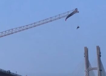 Завис на висоті 60 метрів: у Китаї парапланерист зачепився за будівельний кран