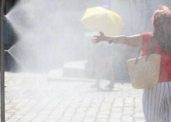 У центрі Львова встановили розпилювачі води через аномальну спеку