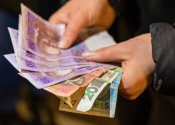 Зарплати зростуть, а ріст цін сповільниться: Кабмін схвалив план на 3 роки