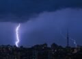 Київ накрила негода: місцями зникло світло, вітер валить дерева