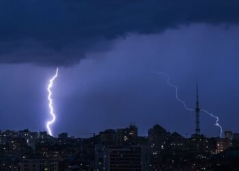 Київ накрила негода: місцями зникло світло, вітер валить дерева