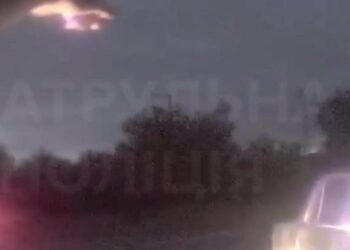 У Львові 23-річний водій на ВАЗі збив дорожній знак і заперечував, що був за кермом