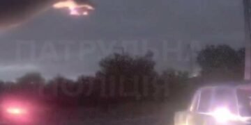 У Львові 23-річний водій на ВАЗі збив дорожній знак і заперечував, що був за кермом