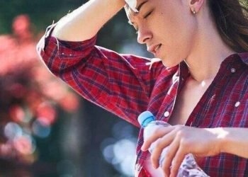 Сонячний удар: що відбувається з організмом, як розпізнати небезпечні симптоми та коли потрібно викликати швидку