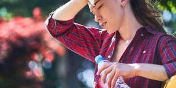 Сонячний удар: що відбувається з організмом, як розпізнати небезпечні симптоми та коли потрібно викликати швидку