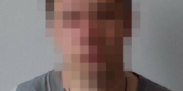 Вдарили чоловіка та відібрали сумку: у Шептицькому троє підлітків пограбували перехожого посеред вулиці