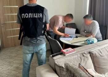 Ексочільника Мінкульту Карандєєва підозрюють у допомозі з виїздом за кордон