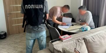 Ексочільника Мінкульту Карандєєва підозрюють у допомозі з виїздом за кордон