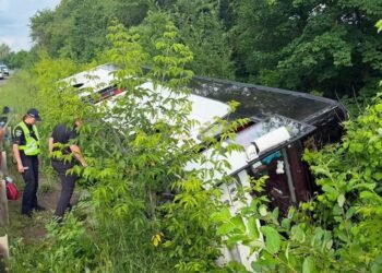 На Хмельниччині туристичний автобус із півсотнею людей злетів у кювет