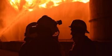 Росія вдарила по Сумах шістьма КАБами: загорівся тролейбус, водій у тяжкому стані (відео)