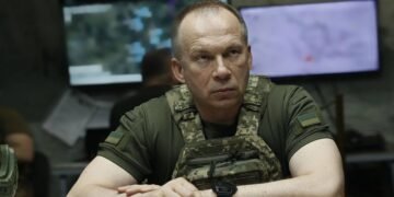 Ворог тисне на Костянтинівку, не рахуючись із втратами, – Сирський