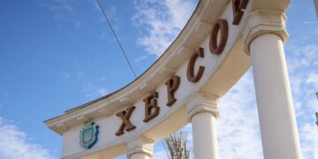 росіяни атакували дроном жінку в Херсоні, постраждала у лікарні
