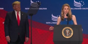 Трамп з’явився на саміті НАТО у супроводі гламурної блондинки: хто така Наталі Харп