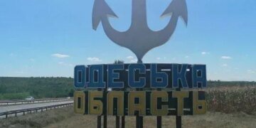 Ворог атакував промислову інфраструктуру на Одещині: зруйновано склад, пошкоджено 13 легковиків