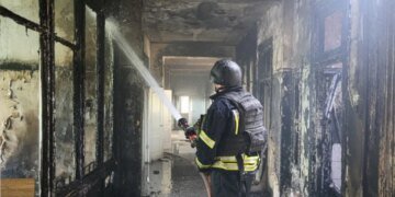 російські війська обстріляли лікарню у Херсоні, загинув медик