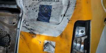 російський дрон атакував поштову автівку на Сумщині, поранено водія та поштаря