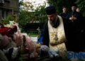 У Києві ченці провели молитву за загиблими біля зруйнованого будинку