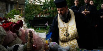 У Києві ченці провели молитву за загиблими біля зруйнованого будинку