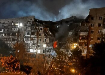 Після ракетної атаки на Київ у багатоповерхівці заблоковані люди – мер