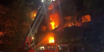 Дрон рф влучив у багатоповерхівку в Запоріжжі, будинок охопила пожежа, є поранені